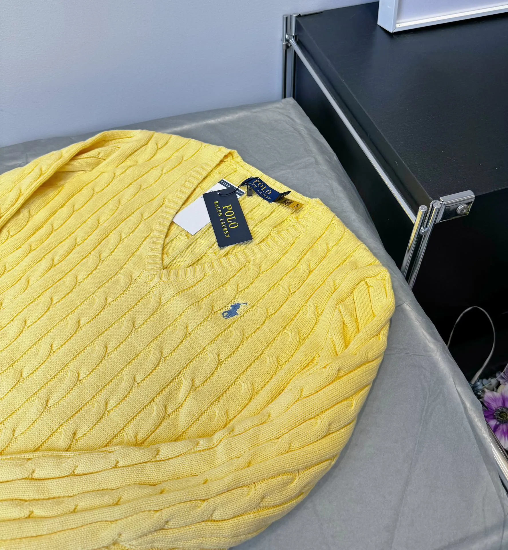 🅿️220 Style number: L04 (chick yellow) Ralph Lauren RL classic war horse logo embroidered cable pattern twist button V-neck knitted sweater on the chest, same style for men and women, 9 colors Color: beige, navy, black, chick yellow, sky blue, khaki, red, gray, purple Size: XSSML M Shoulder Width 36 Clothes Length 58 Bust 44 L Shoulder Width 37 Clothes Length 60 Bust 46 Soft and glutinous🧶🫶The style is a very classic cable sweater American retro college style Perfect hand comfort. It is a must-have item for spring, autumn and winter wardrobes. It looks great when worn alone or layered as an inner wear. High-density LOGO embroidery on the chest, and original customization of tag accessories. Made of pure cotton yarn 🧶 blended with wool, pure cotton is skin-friendly and comfortable, small label war horse embroidered twist turtleneck sweater 🐎 high quality. Follow the blogger to learn how to wear it! Let’s get a Ralph Lauren cable sweater. It’s a super hard-to-find series after it became popular. It’s hard to find one on the official website. It’s simple and practical to wear, with a lazy and loose feel. The thickened fabric has a more texture, soft and delicate feel, and a loose fit. Whether worn alone or layered, you can wear different styles of fashion with just one piece. ⚠️Contains wool products🦙 Pay attention to the washing method to avoid shrinkage